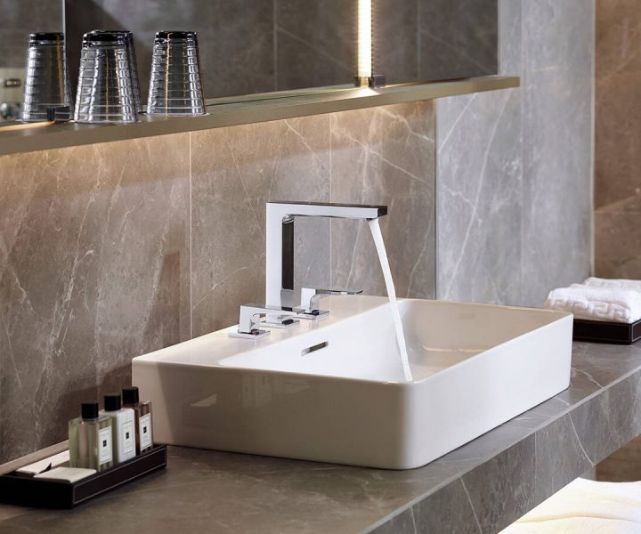 metropol-3-hole-basin-mixer-lever-handle_hotelroom_ambience_4x3